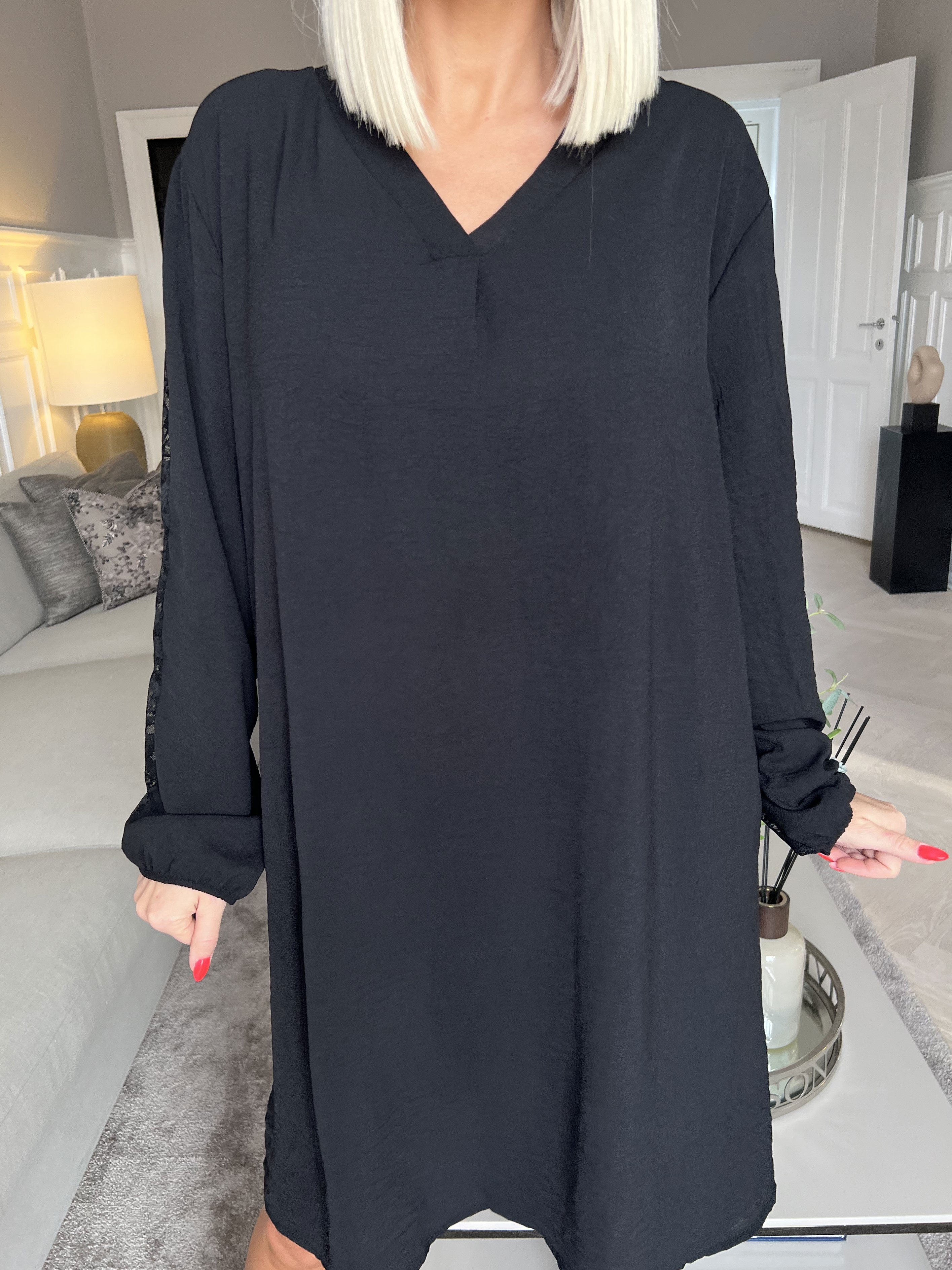 Carmen - Plain kjole med smuk blonderyg og ærmer